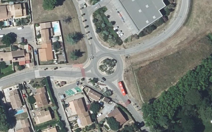 Vue aérienne du Rond-point anonyme n°49877133