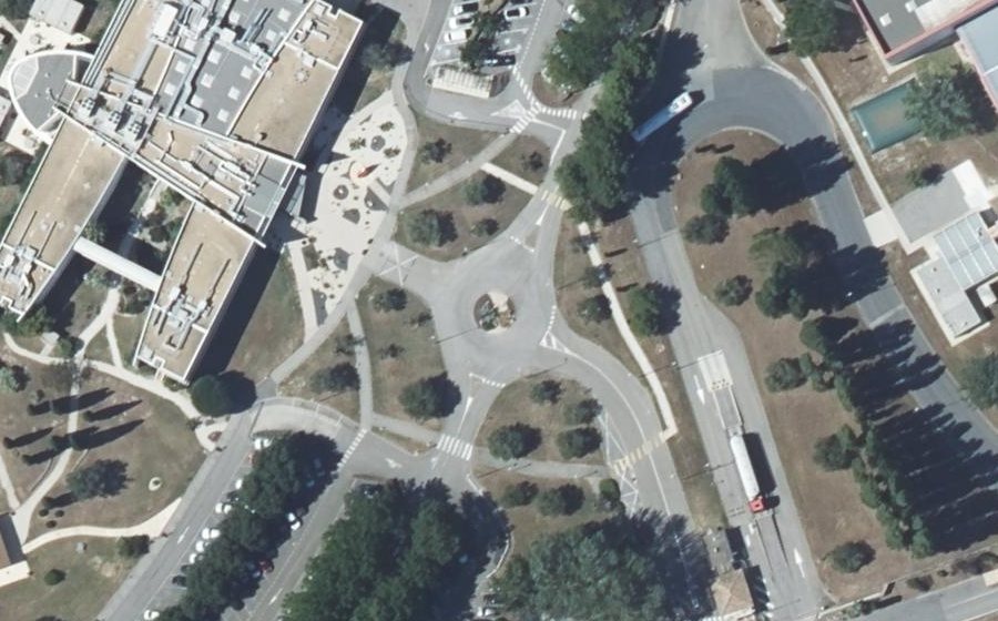 Vue aérienne du Rond-point anonyme n°49884109