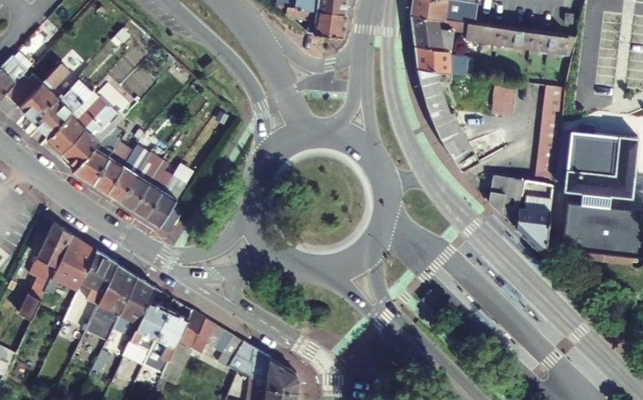 Vue aérienne du Rond-point anonyme n°498951974