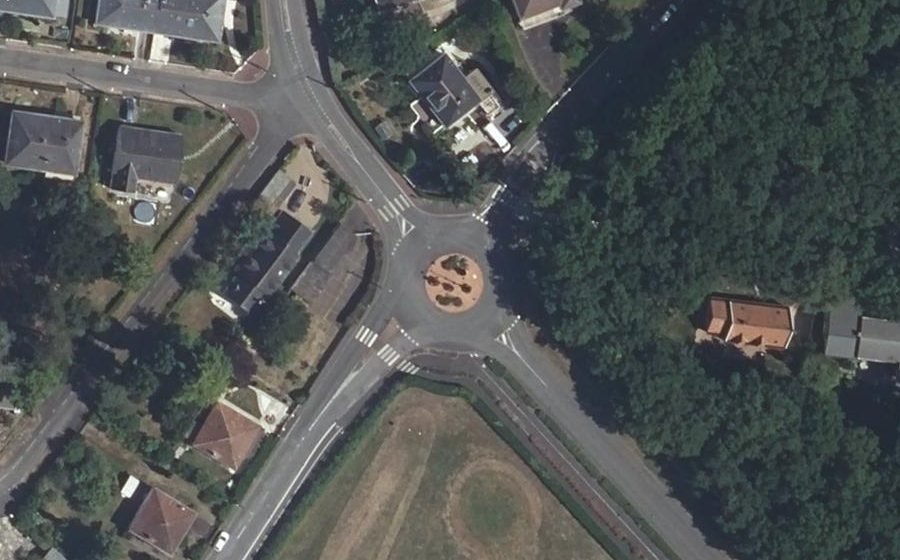 Vue aérienne du Rond-point anonyme n°49898907