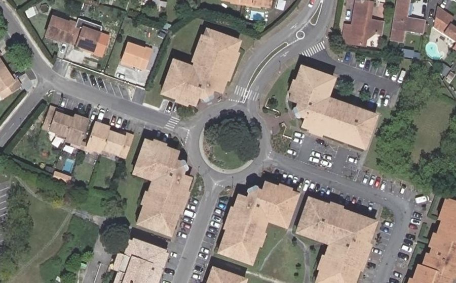 Vue aérienne du Rond-point anonyme n°49908639