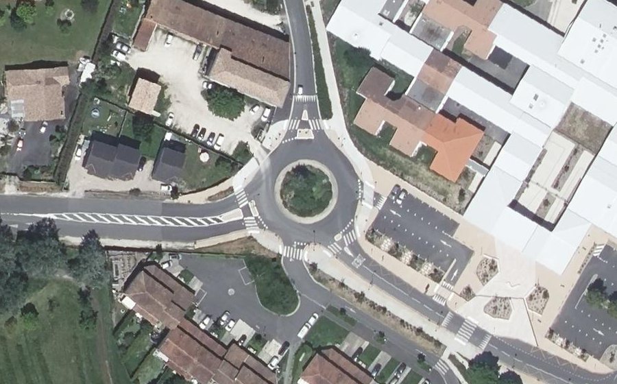 Vue aérienne du Rond-point anonyme n°49914113