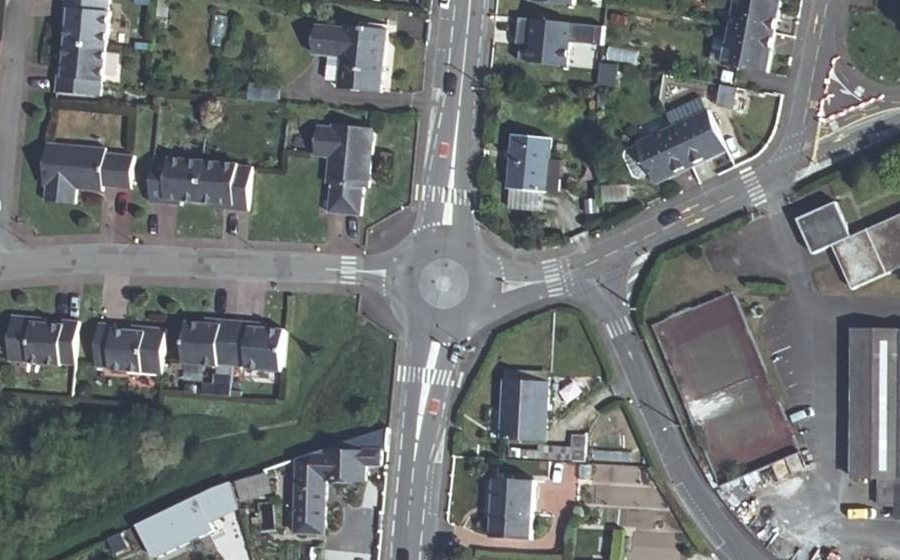 Vue aérienne du Rond-point anonyme n°49917343