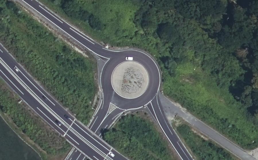 Vue aérienne du Rond-point anonyme n°499238088