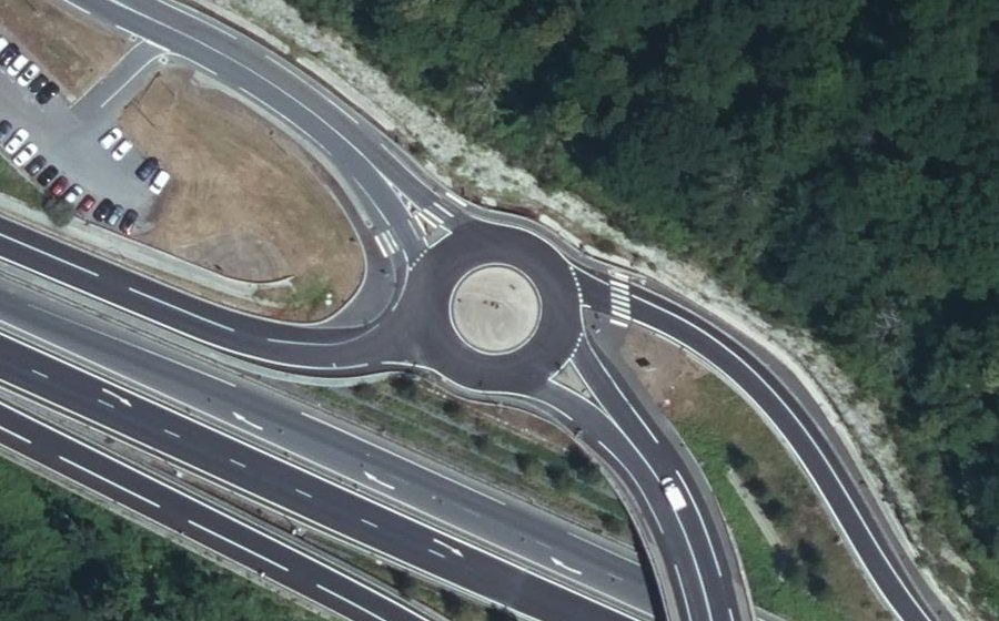 Vue aérienne du Rond-point anonyme n°499250916