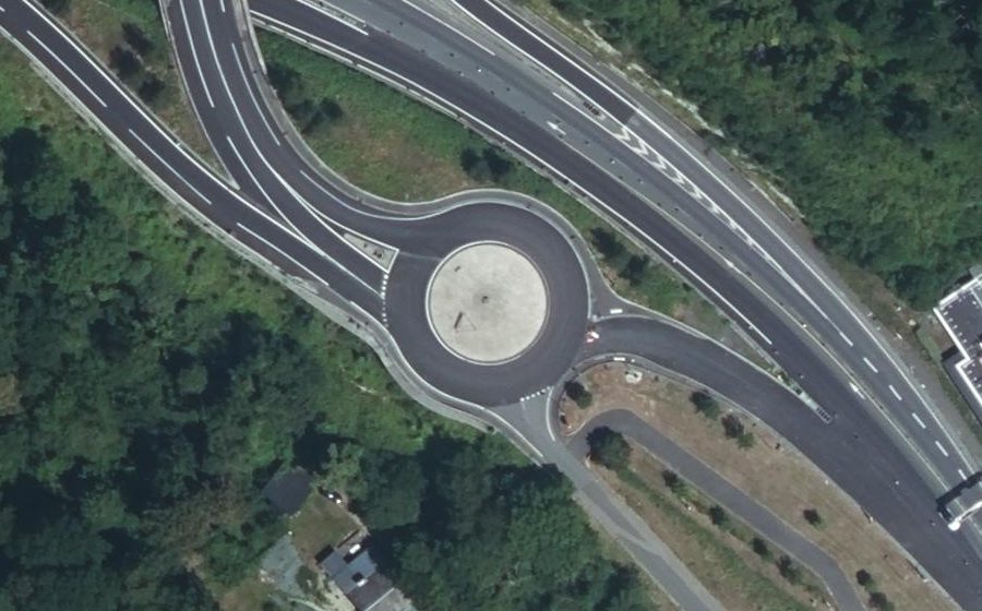 Vue aérienne du Rond-point anonyme n°499250917