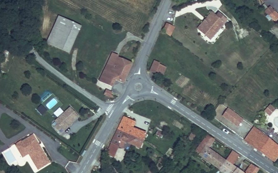 Vue aérienne du Rond-point anonyme n°499356352