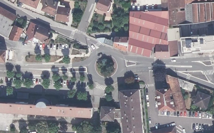 Vue aérienne du Rond-point anonyme n°49936548