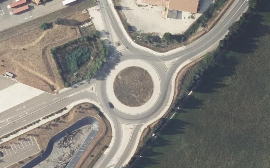 Vue aérienne du Rond-point anonyme n°499476301
