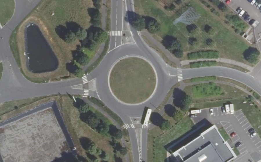 Vue aérienne du Rond-point anonyme n°499505210