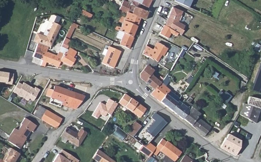 Vue aérienne du Rond-point anonyme n°499675819