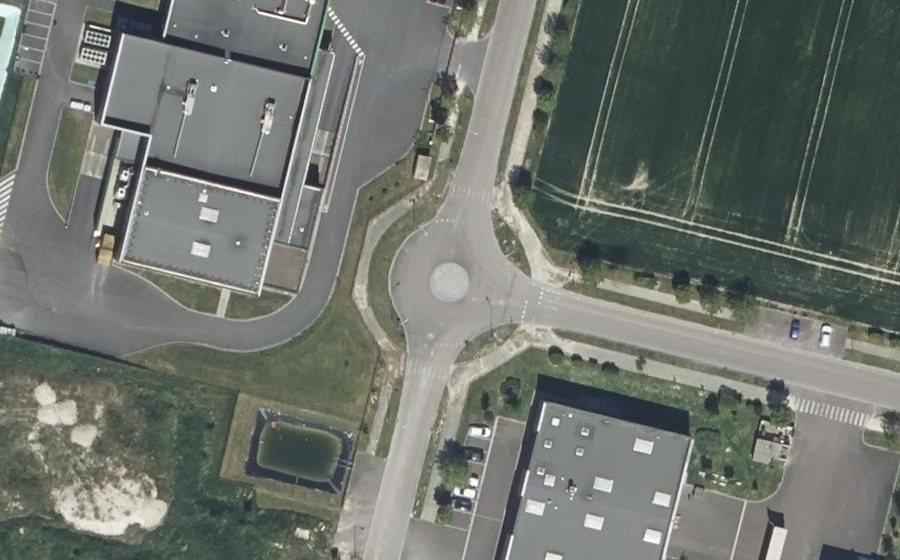Vue aérienne du Rond-point anonyme n°499681291