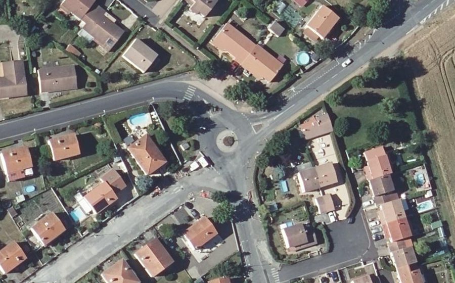 Vue aérienne du Rond-point anonyme n°49982142