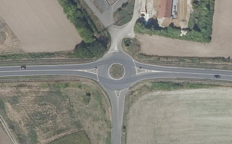 Vue aérienne du Rond-point anonyme n°49983550