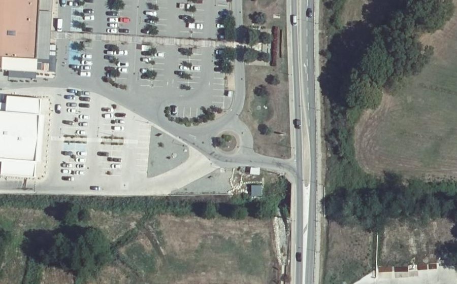 Vue aérienne du Rond-point anonyme n°499849737