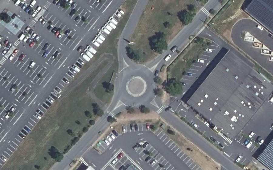 Vue aérienne du Rond-point anonyme n°499867620