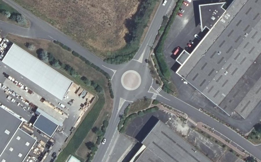 Vue aérienne du Rond-point anonyme n°499869514