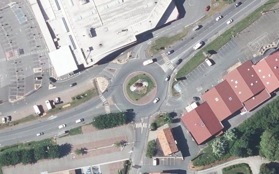 Vue aérienne du Rond-point anonyme n°499912287