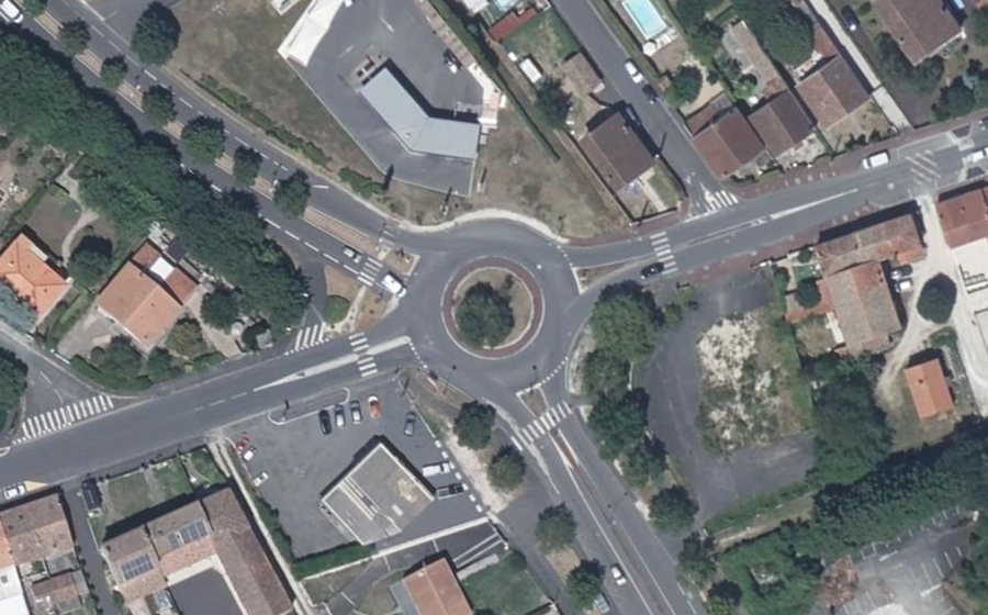 Vue aérienne du Rond-point anonyme n°500441698
