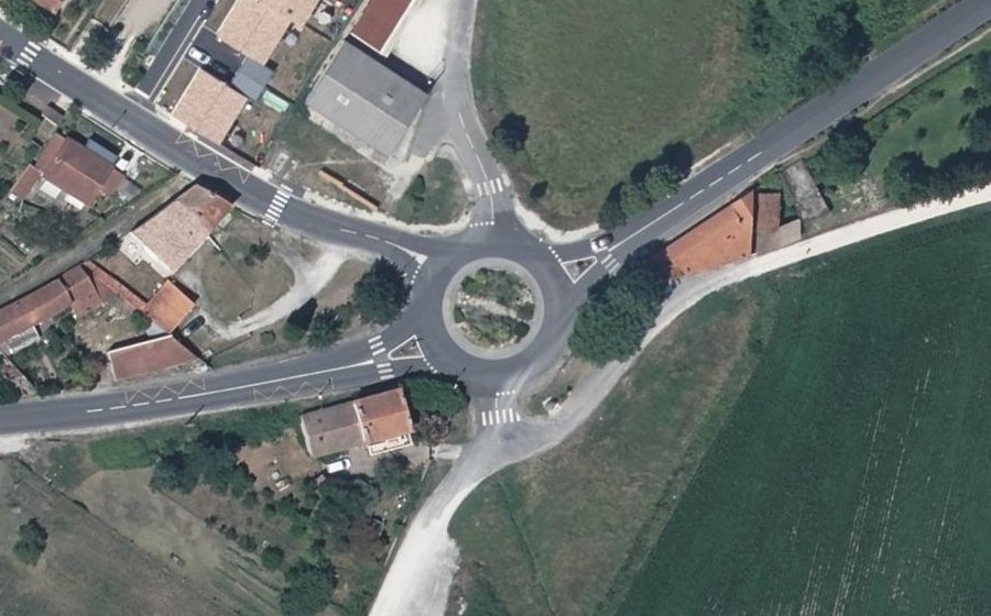 Vue aérienne du Rond-point anonyme n°500471741