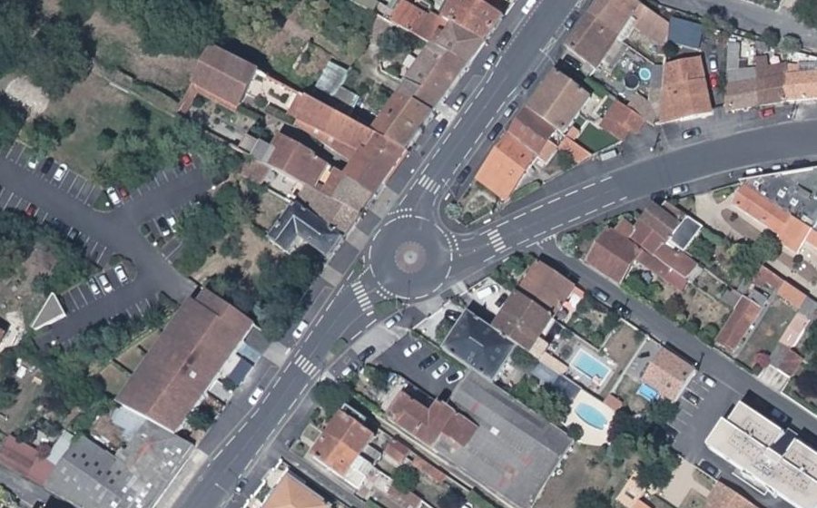 Vue aérienne du Rond-point anonyme n°500471747