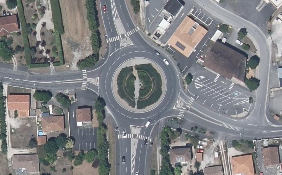 Vue aérienne du Rond-point anonyme n°500471760
