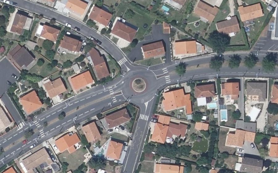 Vue aérienne du Rond-point anonyme n°500838813