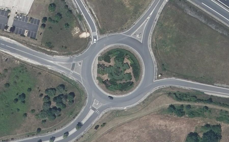 Vue aérienne du Rond-point anonyme n°500838819