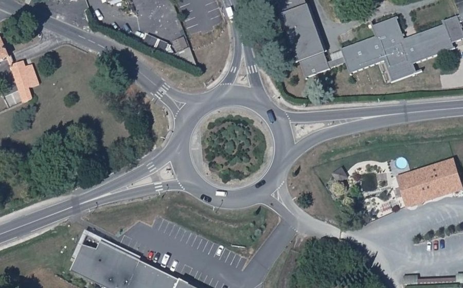 Vue aérienne du Rond-point anonyme n°500838832