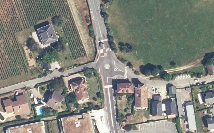Vue aérienne du Rond-point anonyme n°501253470