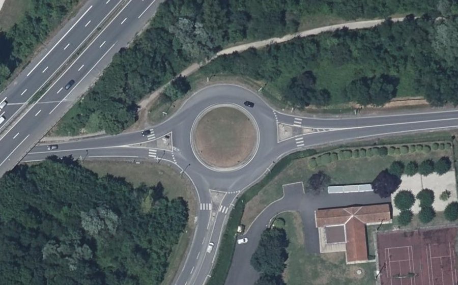 Vue aérienne du Rond-point anonyme n°501327903