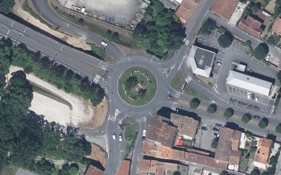 Vue aérienne du Rond-point anonyme n°501327916
