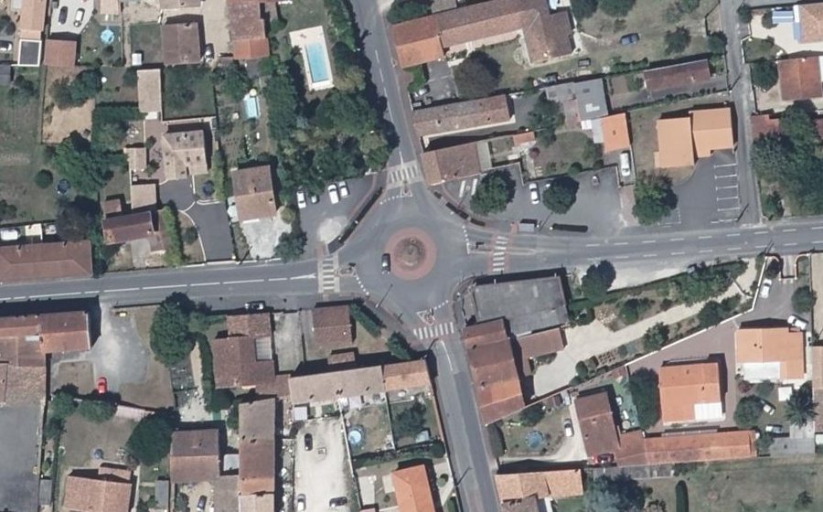 Vue aérienne du Rond-point anonyme n°501327928