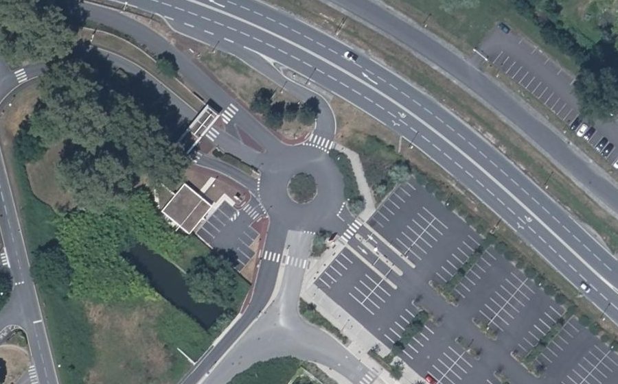 Vue aérienne du Rond-point anonyme n°501327938