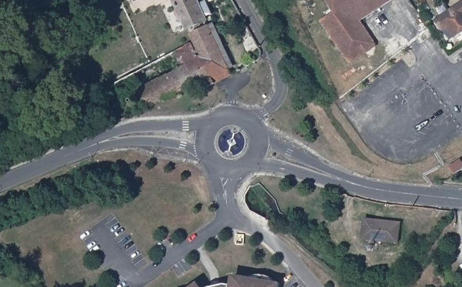 Vue aérienne du Rond-point anonyme n°501327948