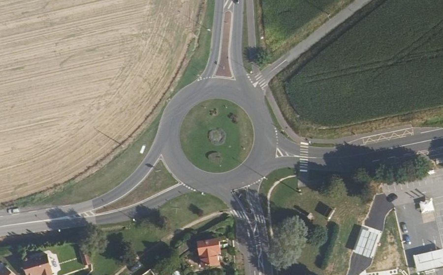Vue aérienne du Rond-point anonyme n°501937872