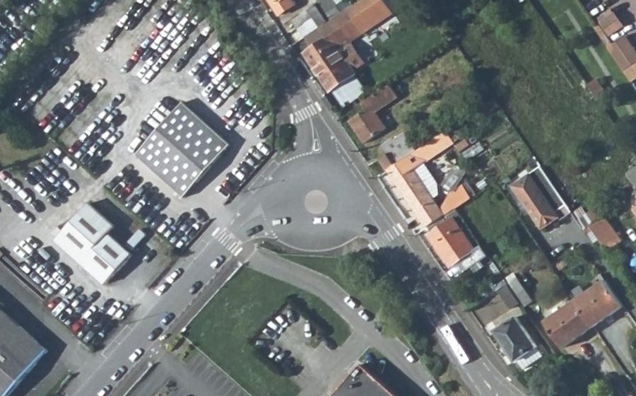 Vue aérienne du Rond-point anonyme n°502145306