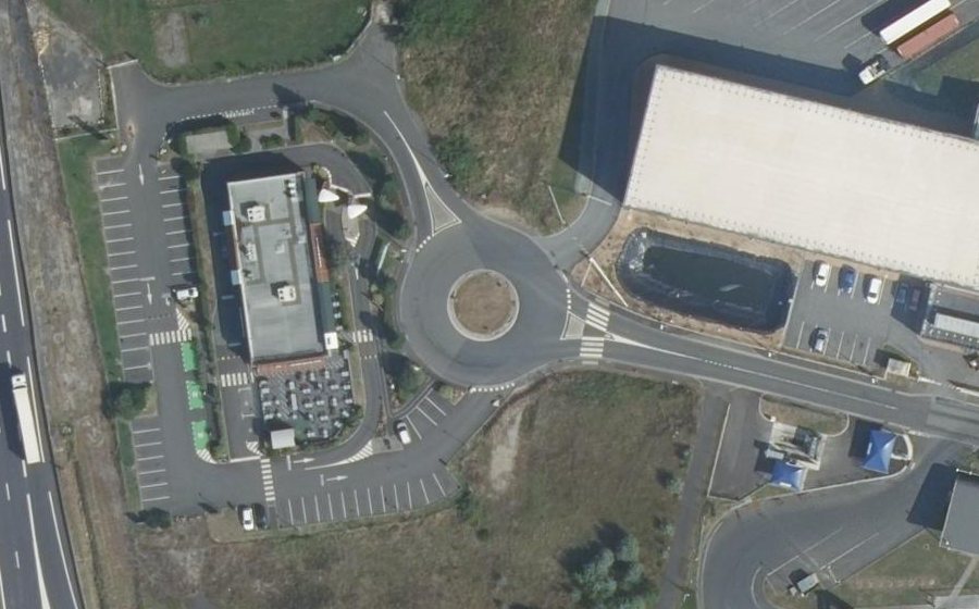 Vue aérienne du Rond-point anonyme n°502184446