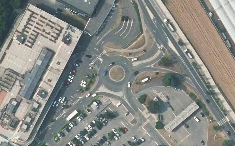 Vue aérienne du Rond-point anonyme n°50233205