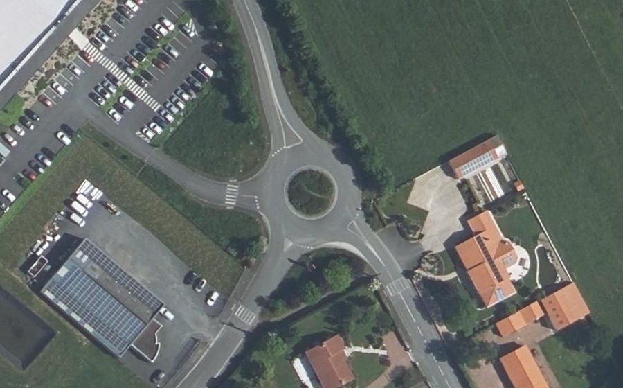 Vue aérienne du Rond-point anonyme n°502871406