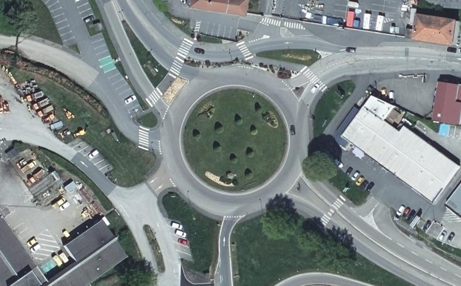 Vue aérienne du Rond-point anonyme n°502906920