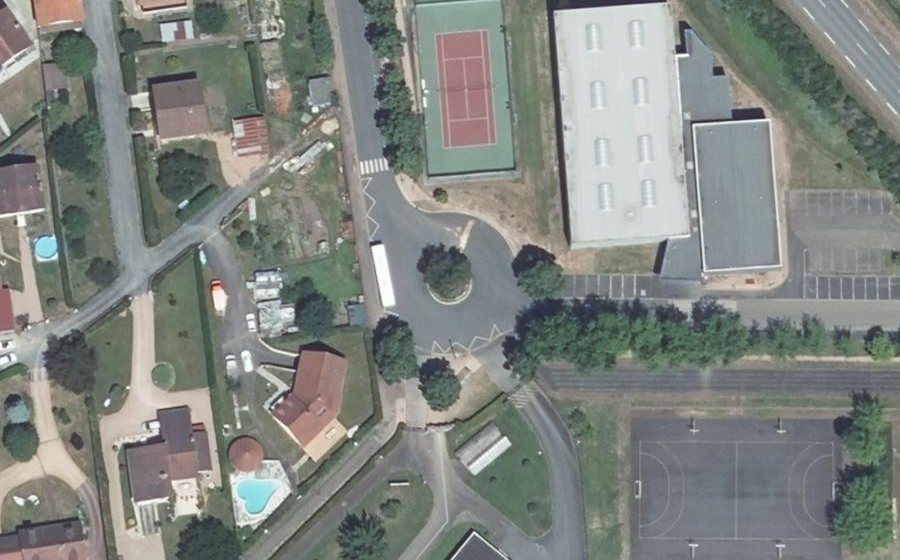 Vue aérienne du Rond-point anonyme n°50305792