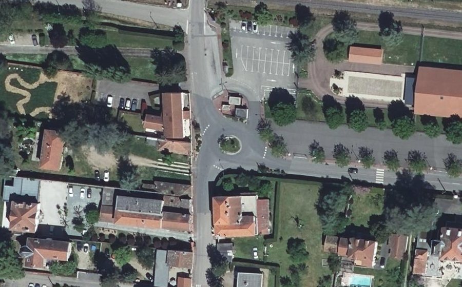 Vue aérienne du Rond-point anonyme n°503085443