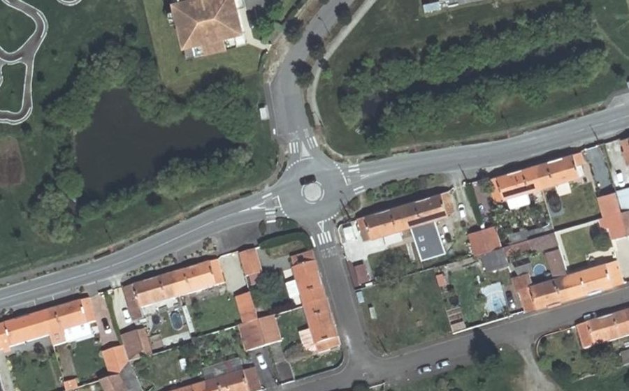 Vue aérienne du Rond-point anonyme n°503113081