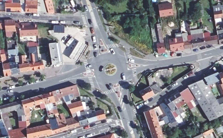 Vue aérienne du Rond-point anonyme n°50315174
