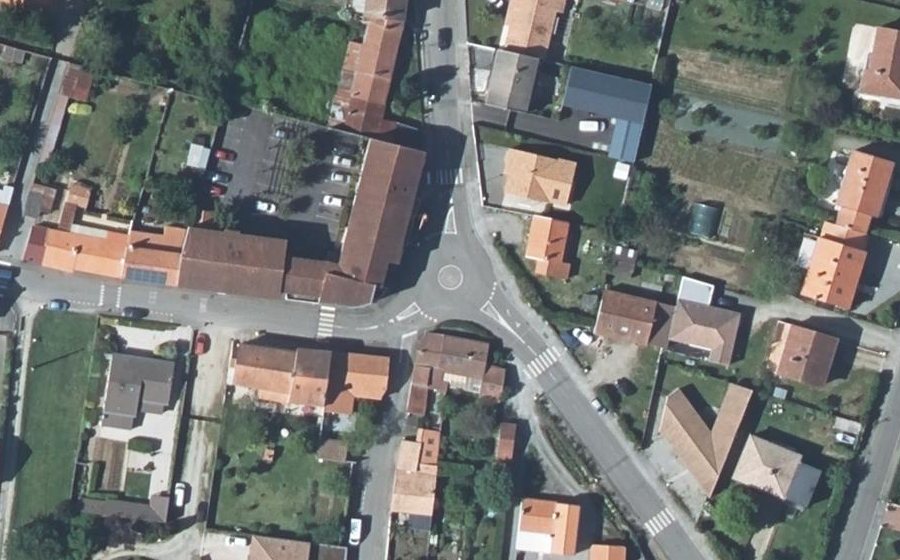 Vue aérienne du Rond-point anonyme n°503193941