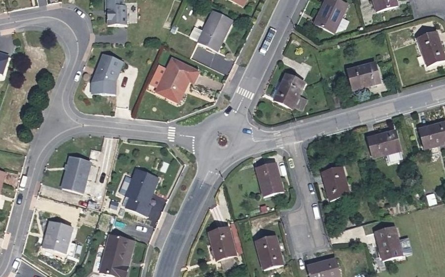 Vue aérienne du Rond-point anonyme n°50323168