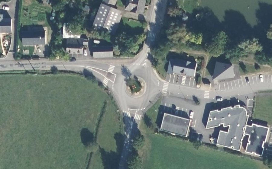Vue aérienne du Rond-point anonyme n°50340637