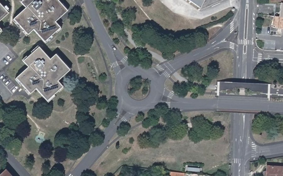 Vue aérienne du Rond-point anonyme n°503645571
