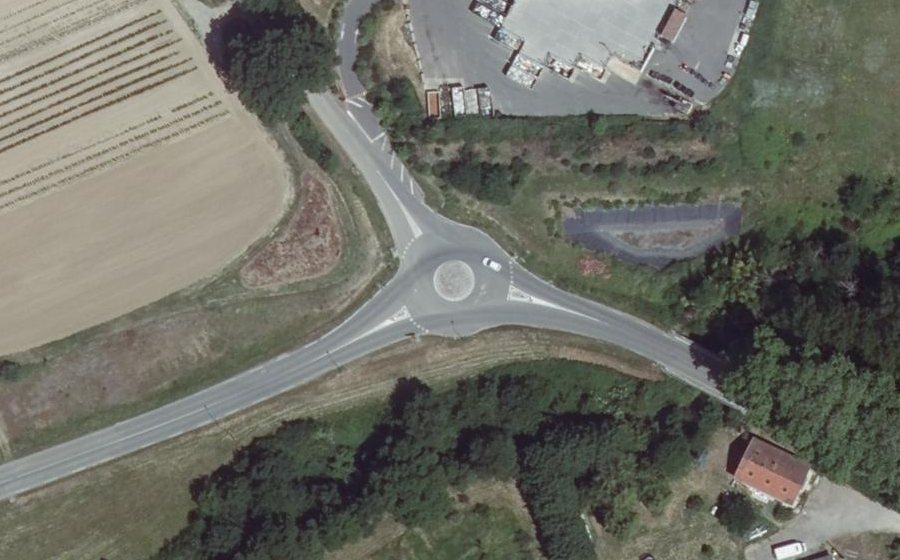 Vue aérienne du Rond-point anonyme n°504023688